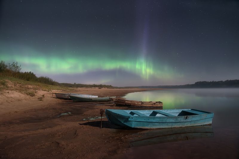 В свете полной луны и северного сияния фото превью