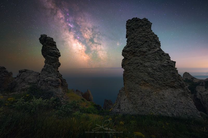 ночь, астрофотография, пейзаж, заповедник, карадаг, крым, звезды, млечный путь, вулкан Конь и Пирамида. Карадагский заповедник. фото превью