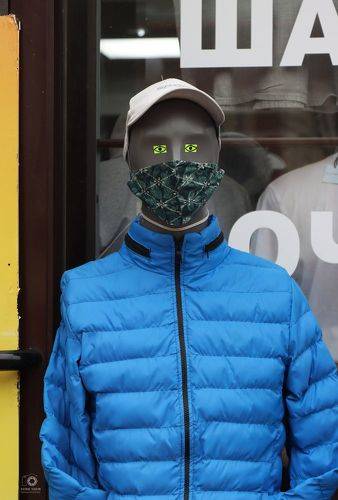 Глазастый манекен в маске.