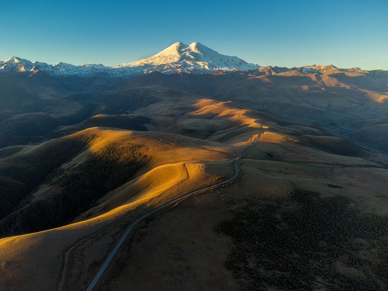Утро в горах Кавказа с видом на Эльбрус. фото превью