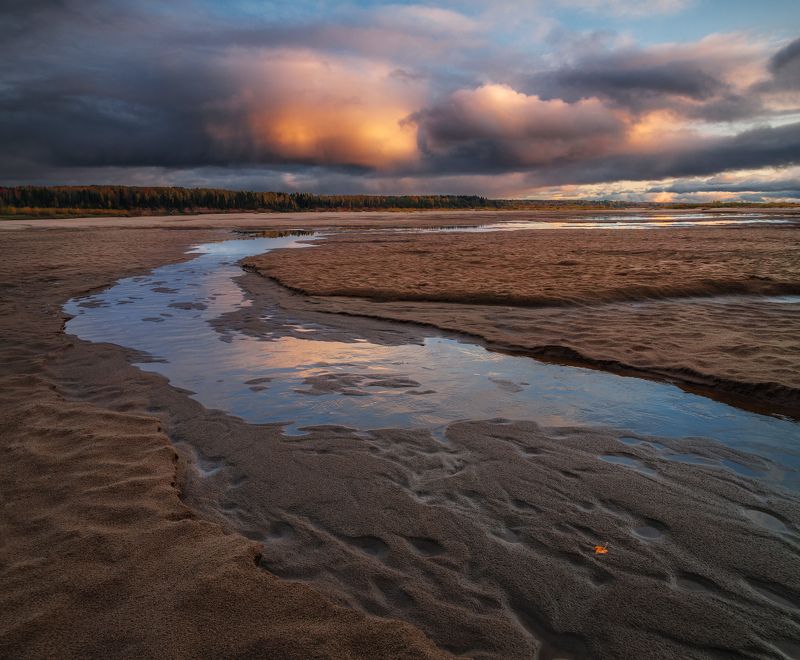 У реки фото превью