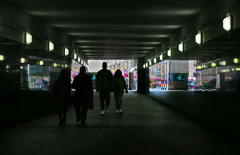 уличное фото, стрит фото, городские картинки, переход, люди, пешеходы, отражение, симметрия Городские картинки фото превью