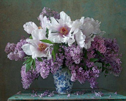 Красив весны подаренный букет