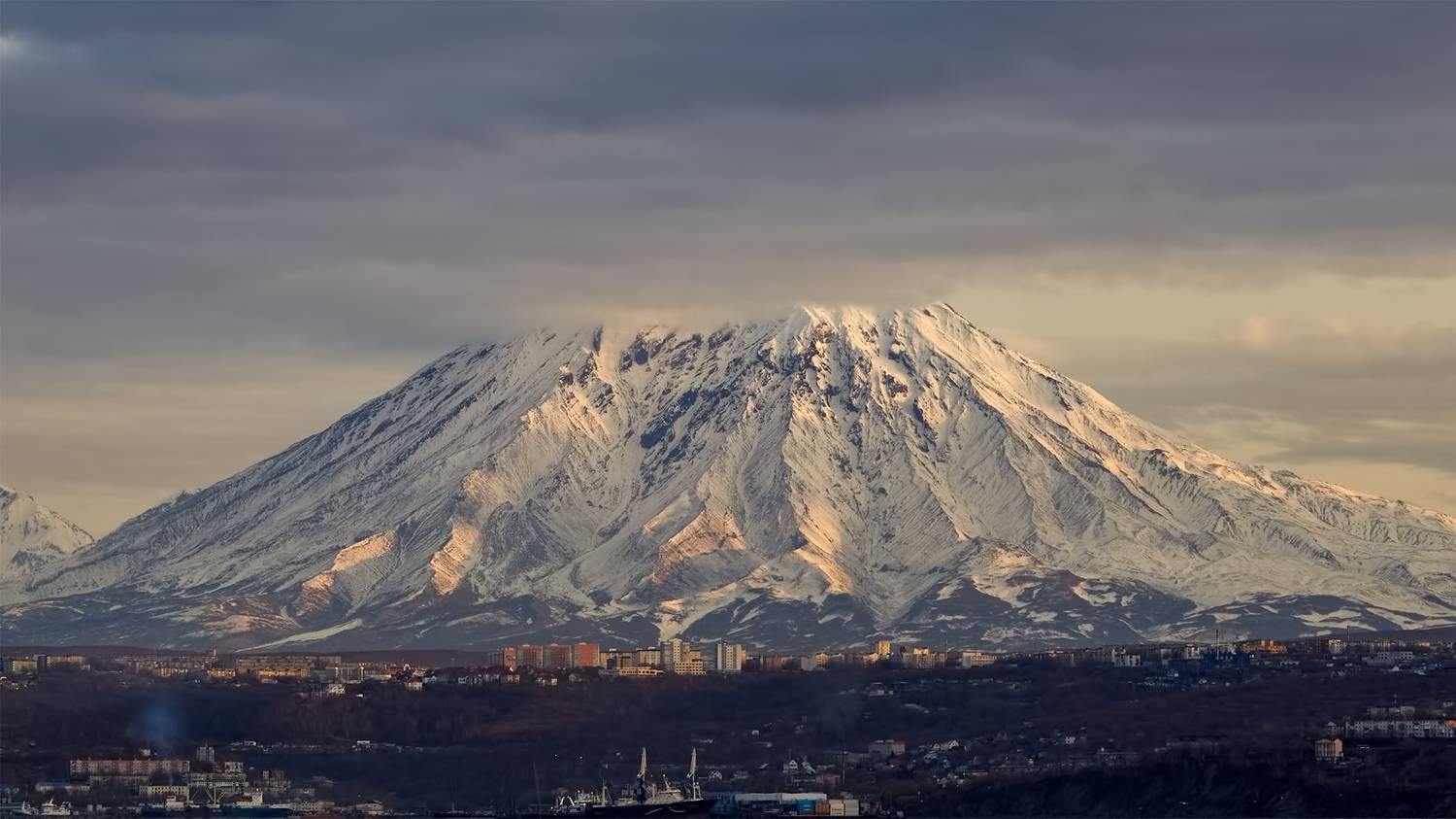 осень, вулкан корякский, утро, тучи, свет, камчатка, Евгений Паршуков