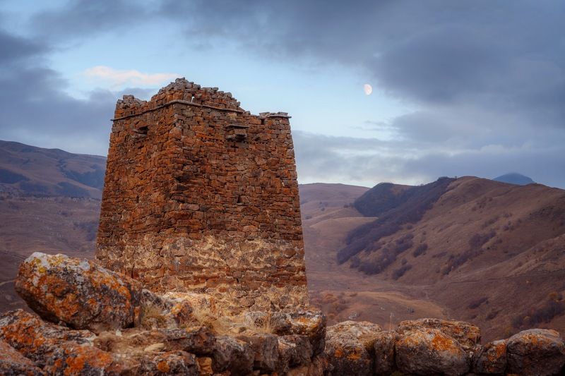 северная осетия, галиат, башня Башня на окраине села Галиат фото превью