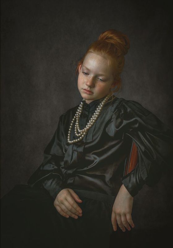 Девочка с бусами фото превью