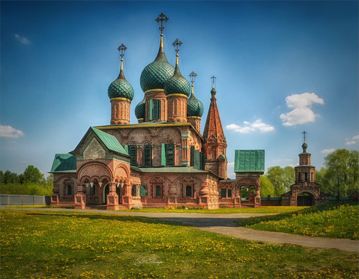 церковь, надвратная, церковь, облака, одуванчики, Вера Петри