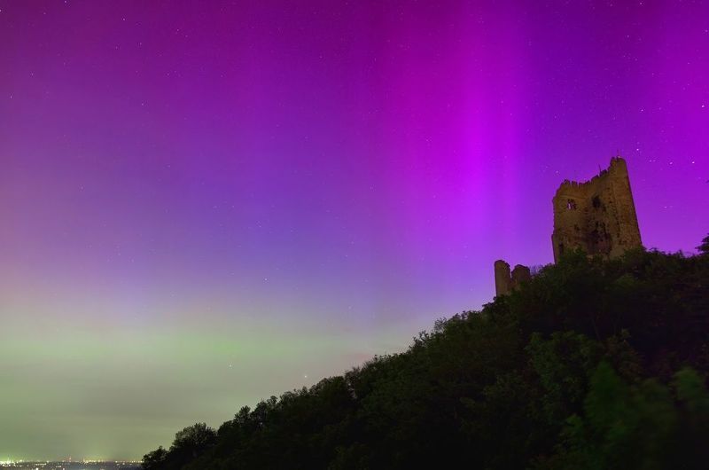 Полярное сияние на фоне развалин средневекового замка фото превью