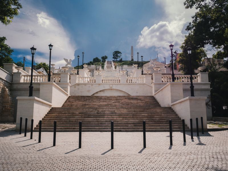 У подножия Большой Митридатской лестницы. фото превью