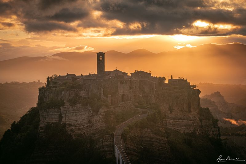 italy, lazio,  La città che Muore in the backlight фото превью