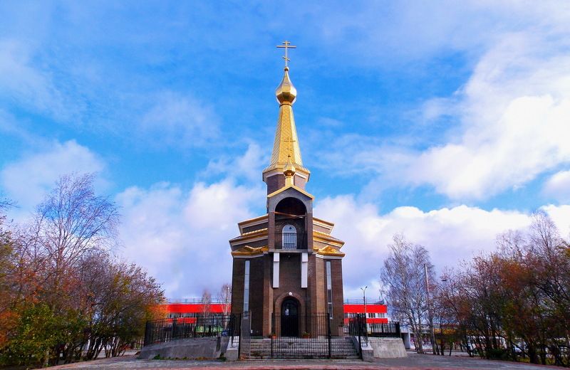 Часовенка у железнодорожного вокзала в Архангельске. фото превью