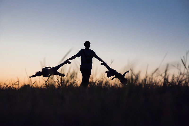 семейный портрет, силуэт, папа, дети Карусель фото превью