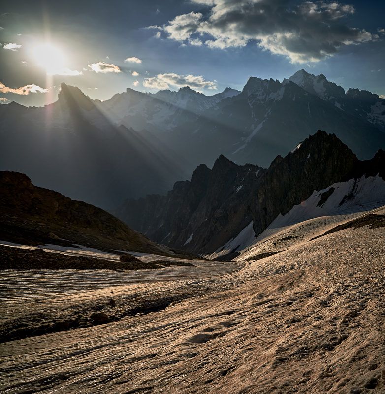 Восход над Джайлыком. Вид с перевала Койавганауш. фото превью