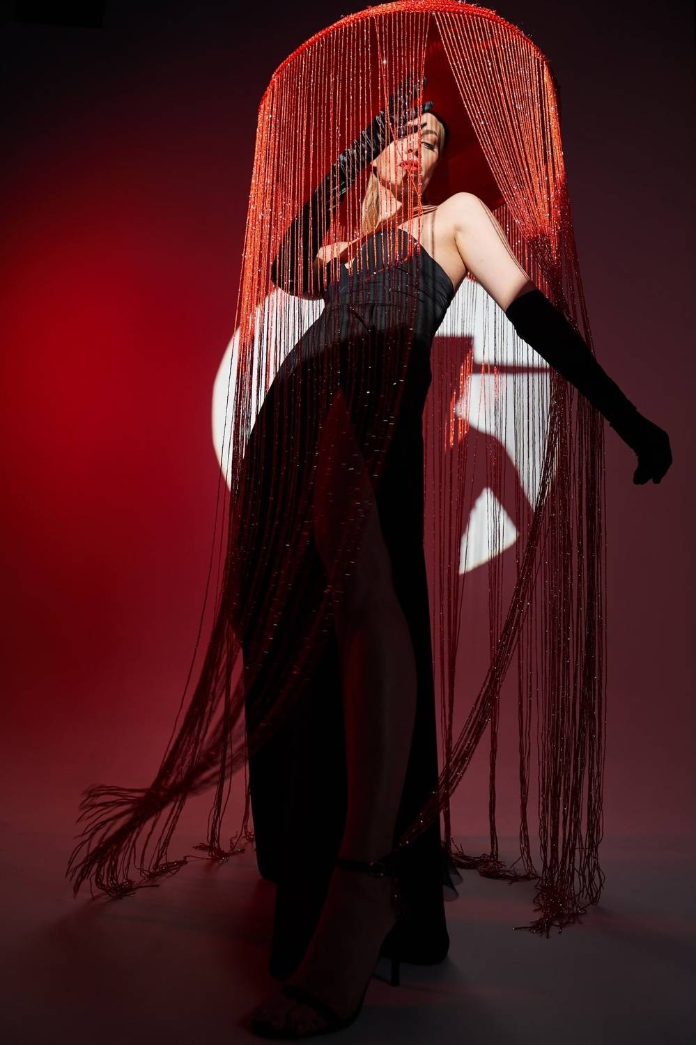 девушка, фигура, платье, шляпа, мода, полный рост, свет, круг, красный, Дарья Комарова