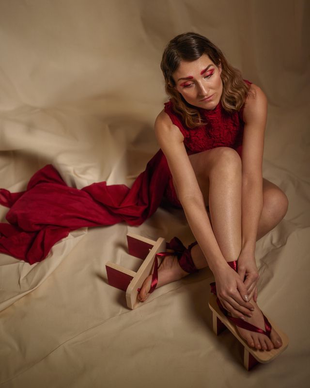 фешн, японский стиль, красное платье, девушка,гетсби, гламур, гейша, студио, женский портрет, фотосессия дома, гламур  фото превью