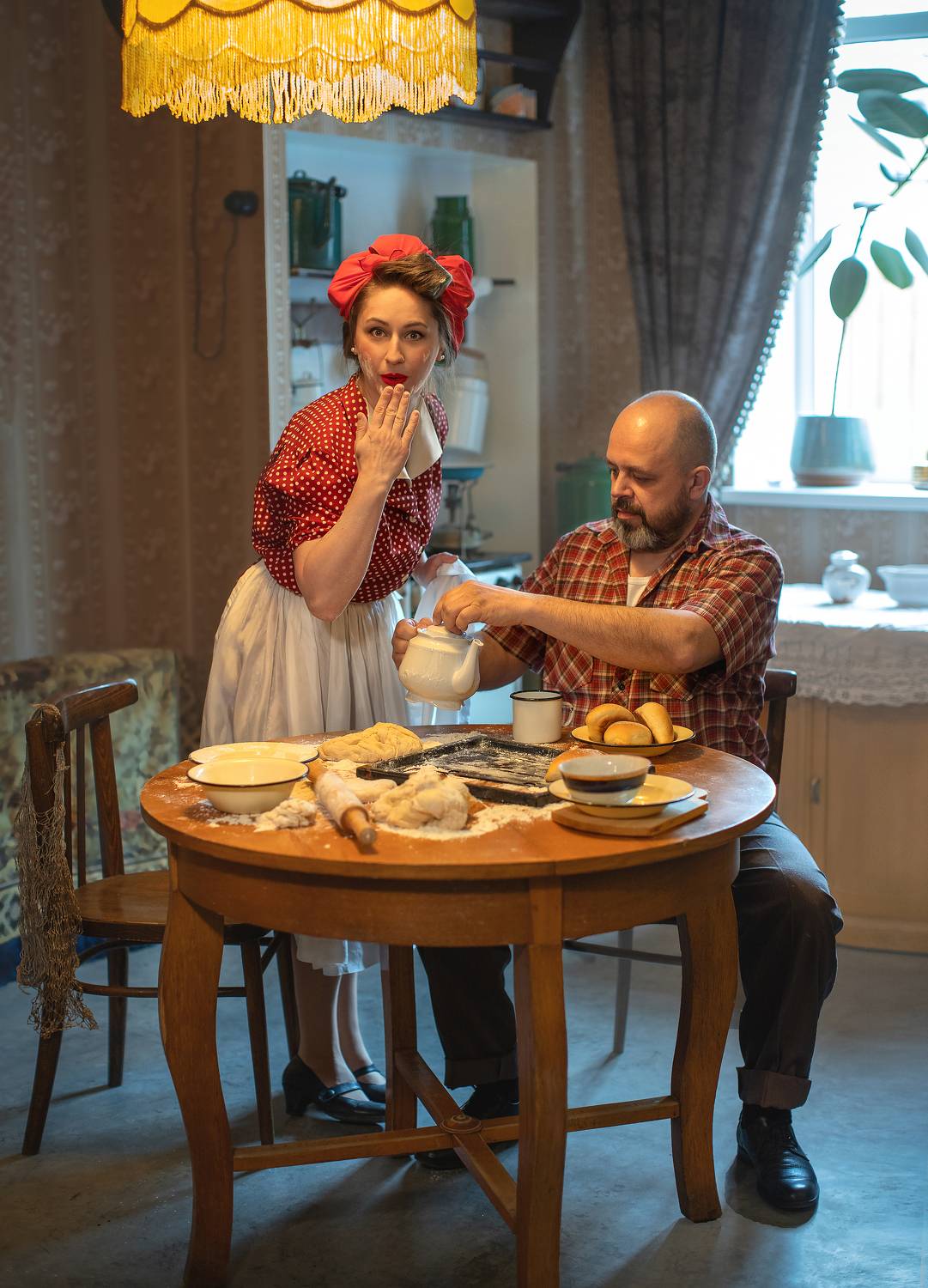 ретро фотография джаз кино старый фильм женщина мужчина пирожки тесто мука чайник вечер стол диван ужин, Шепелева Татьяна