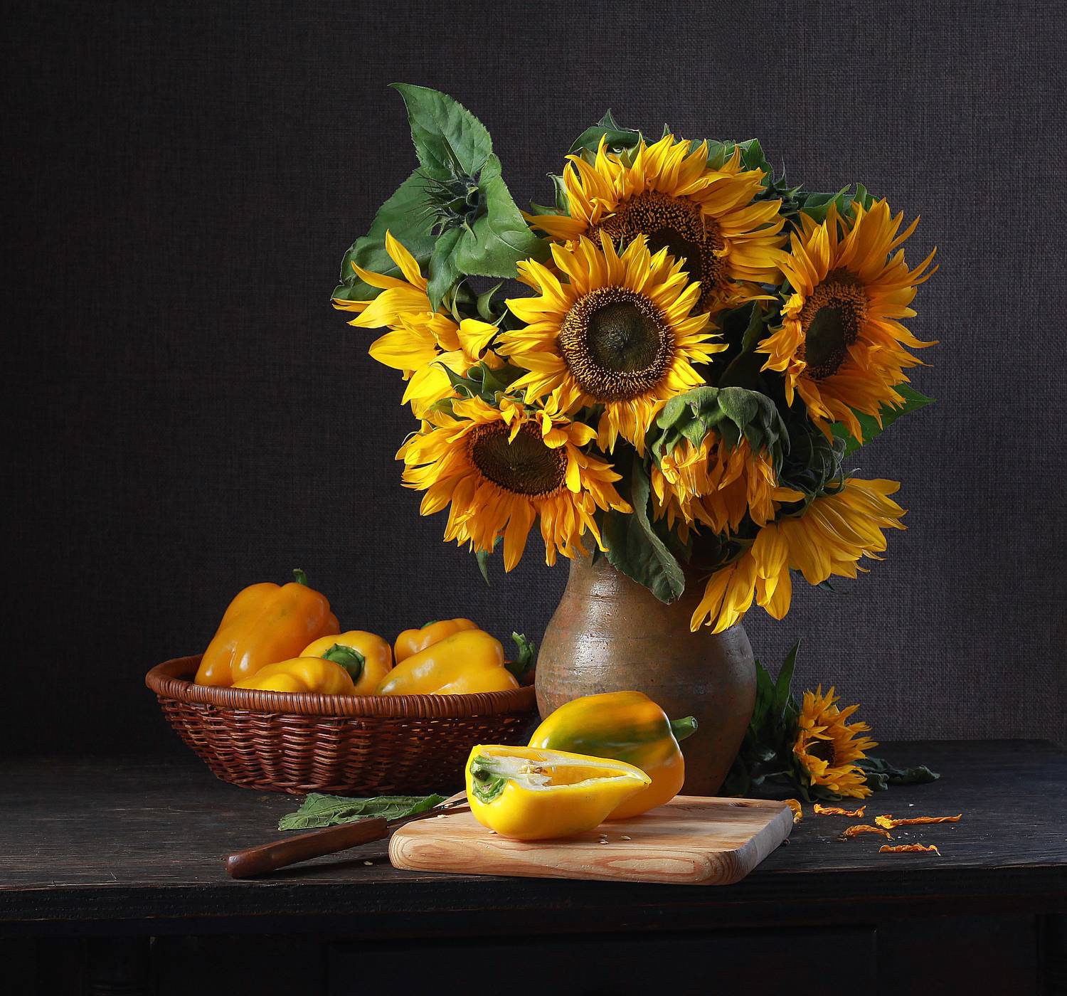 натюрморт, фотонатюрморт, лето, still life, stillifefoto, художественное фото, подсолнухи, цветочный натюрморт, букет, болгарский перец, фотохудожник, наталья казанцева, Наталья Казанцева