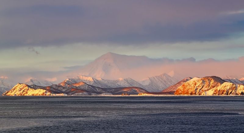 камчатка, зима, вулкан вилючинский, судно, тучи, свет, берег розовый вулкан фото превью