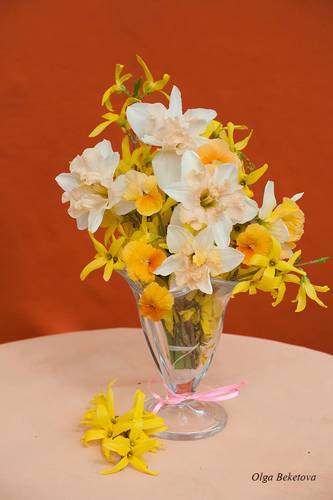 Майский букет из нарциссов, анютиных глазок и форзиции