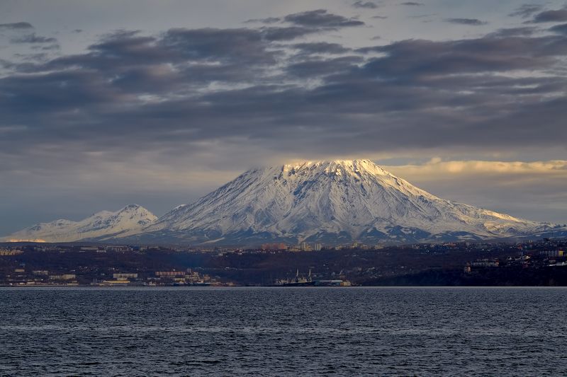 корякский вулкан, осень, утро, свет, берег, рейд, облака morning light on the mountain фото превью