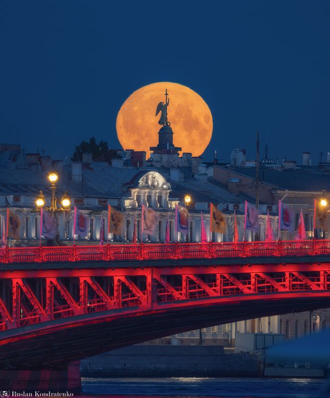 санкт-петербург, луна, полнолуние, восход луны, прострел, заход луны Ангел Александровкой колоны на фоне заходящей Луны фото превью