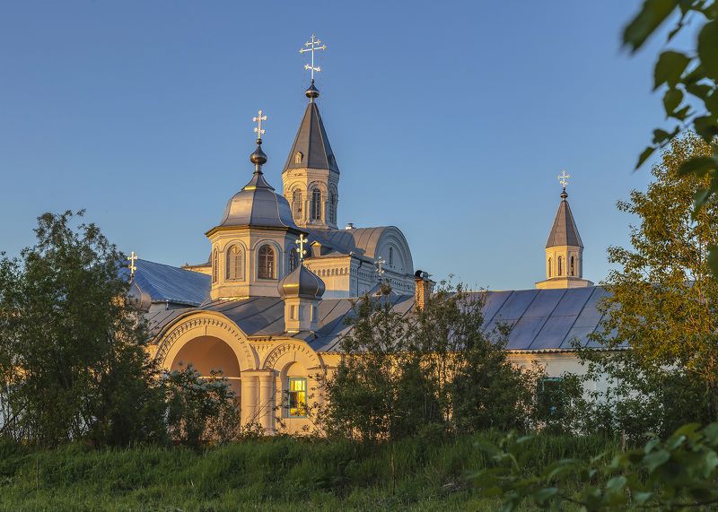 закат, церковь, кустарник, вечер. На закате. фото превью