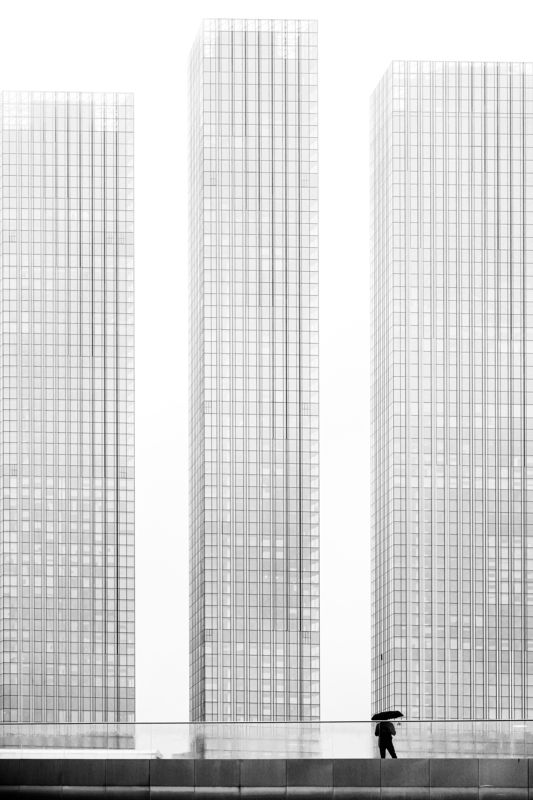 дома, человек, чб  фото превью