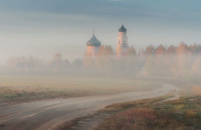 рассвет в дымке около церквушке   фото превью