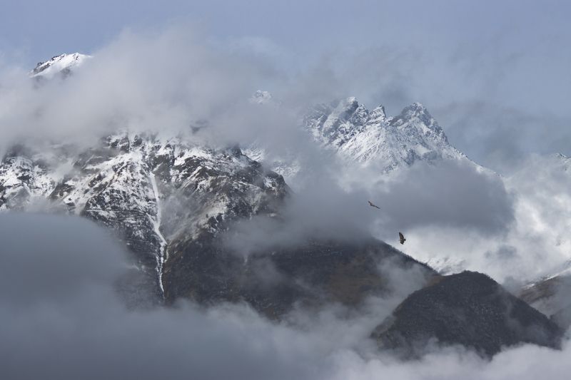 горы, снег, склоны, скалы, облака Хочешь увидеть горы - лови момент! фото превью