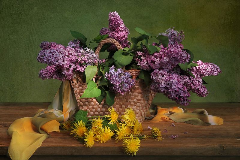 натюрморт,весна,корзина,сирень,одуванчики,косынка Одуванчики и сирень фото превью