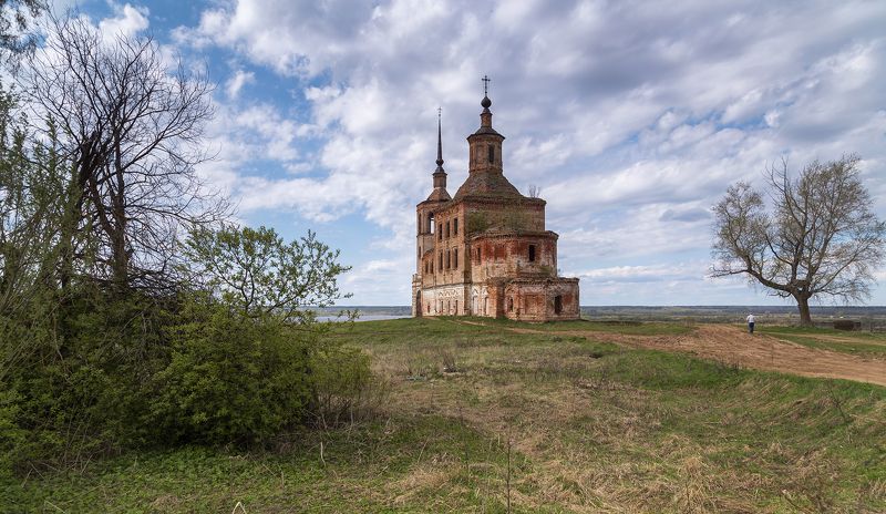 церковь, человек, тополь, дорога. Вотложма. фото превью