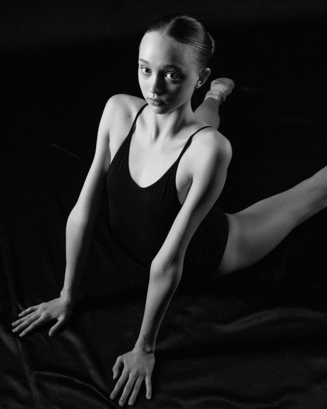 портрет, чб Глаза балерины фото превью