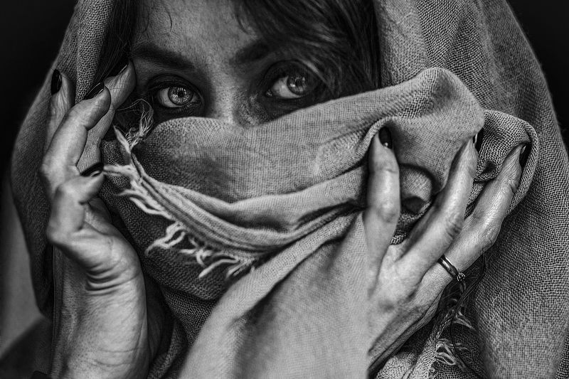 black and white, female portrait, details, look, eyes, light, gray shades, power, scarf Folded-1 фото превью
