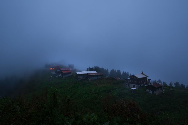 туман, горы, деревня, вечер Туманный вечер фото превью