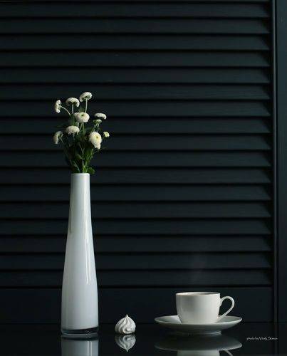 Цветы и чашка кофе..