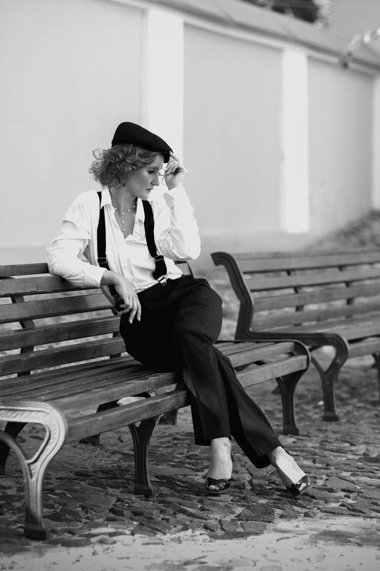 На скамье фото превью