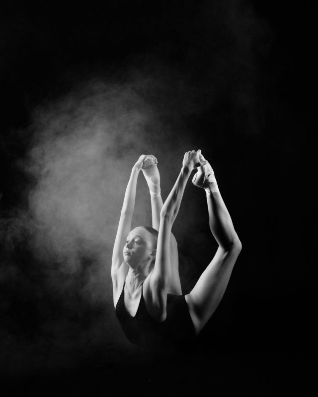 Балет, дым, портрет, чб Равновесие фото превью