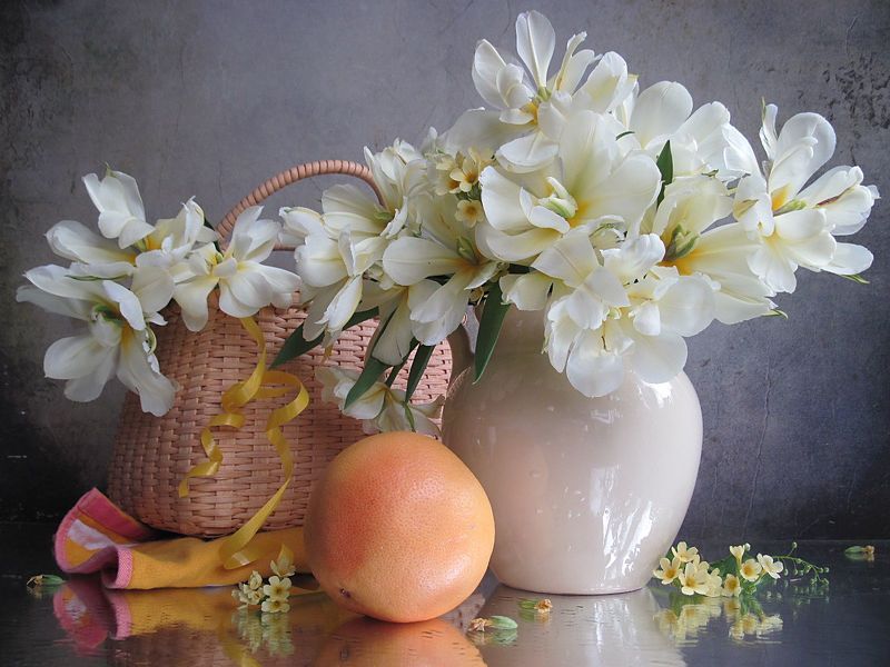 тюльпаны, белый цвет, примула, грейпфрут, корзина, кувшин, салфетка В поисках нежности фото превью