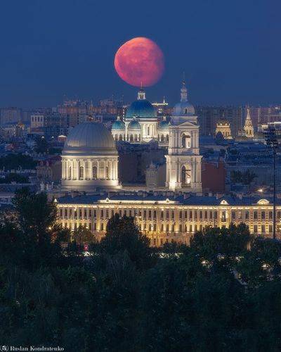 Восход Луны за Троицким собором и Екатерининской церковью