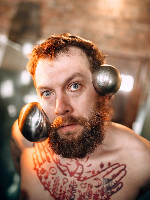 Товарищ Конышев - художник и стекольщик фото превью