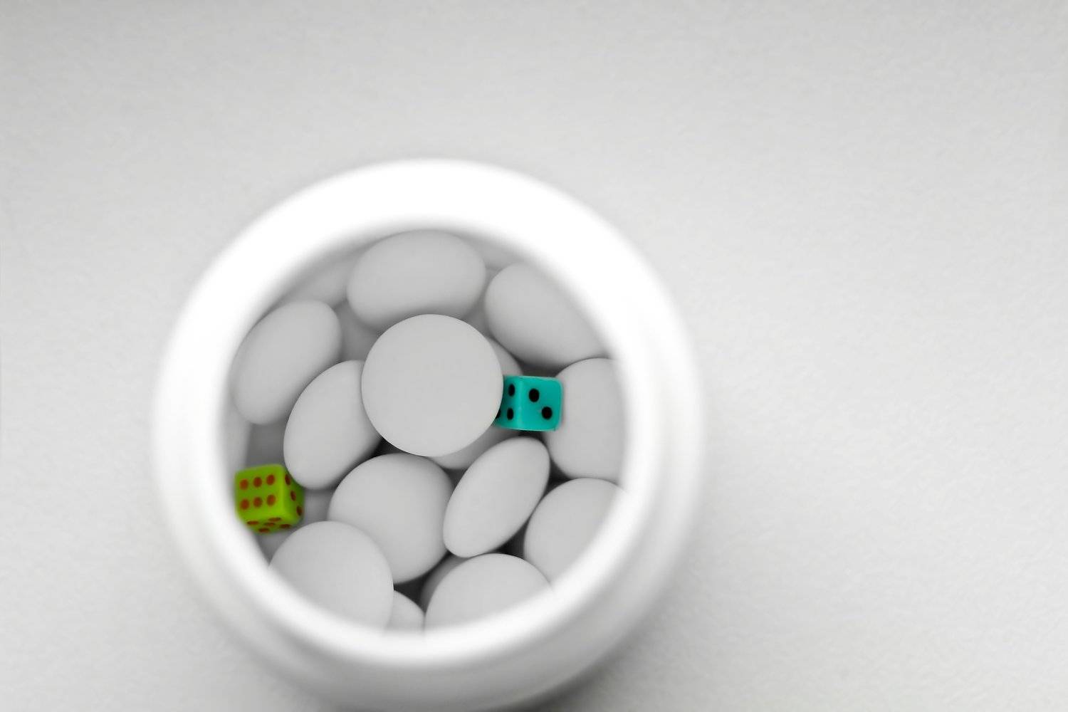 белый, голубой, двойка, зелёный, игра, круг, круглый, кубики, лекарство, риск, таблетки, шестёрка, Ксения Соварцева