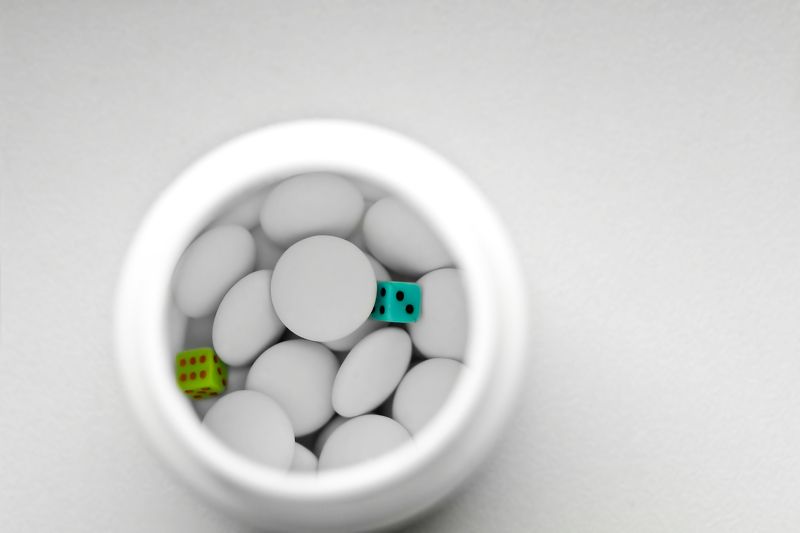 белый, голубой, двойка, зелёный, игра, круг, круглый, кубики, лекарство, риск, таблетки, шестёрка Риск фото превью