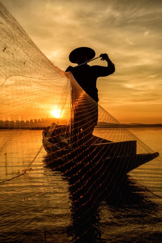 net; wallpaper; thailand; burma; tropical; river; travel; chaingmai; sunrise; province; pattaya; myanmar; lake; people; poor; balance; bangkok; asia; poverty; kayak; tradition; blue; laos; sunset; sukhothai; sky; boat; tourism; vintage; water; nature; job Fisherman in action when fishing in the lake фото превью