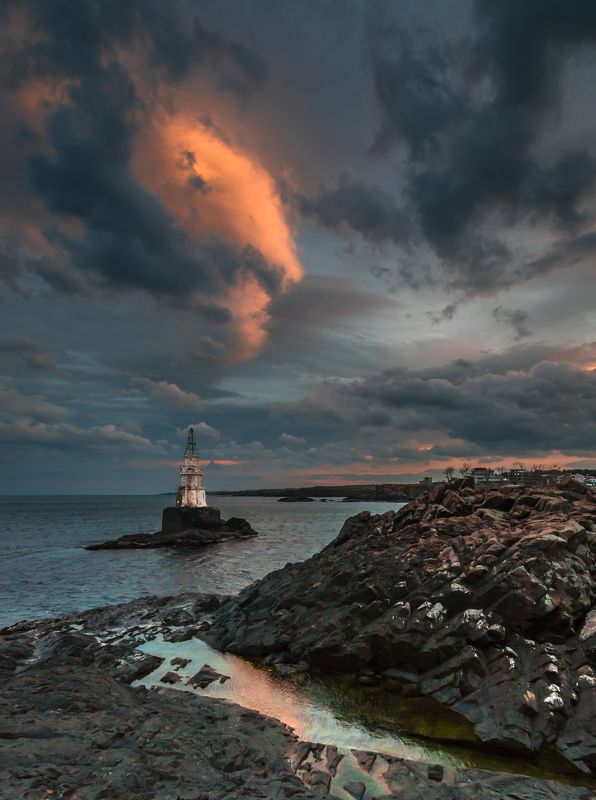 Sunset by the lighthouse фото превью