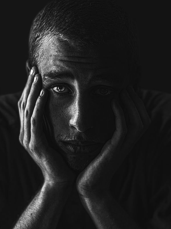 male portrait, black and white,gray shades,hands, face,daylight Thoughts фото превью