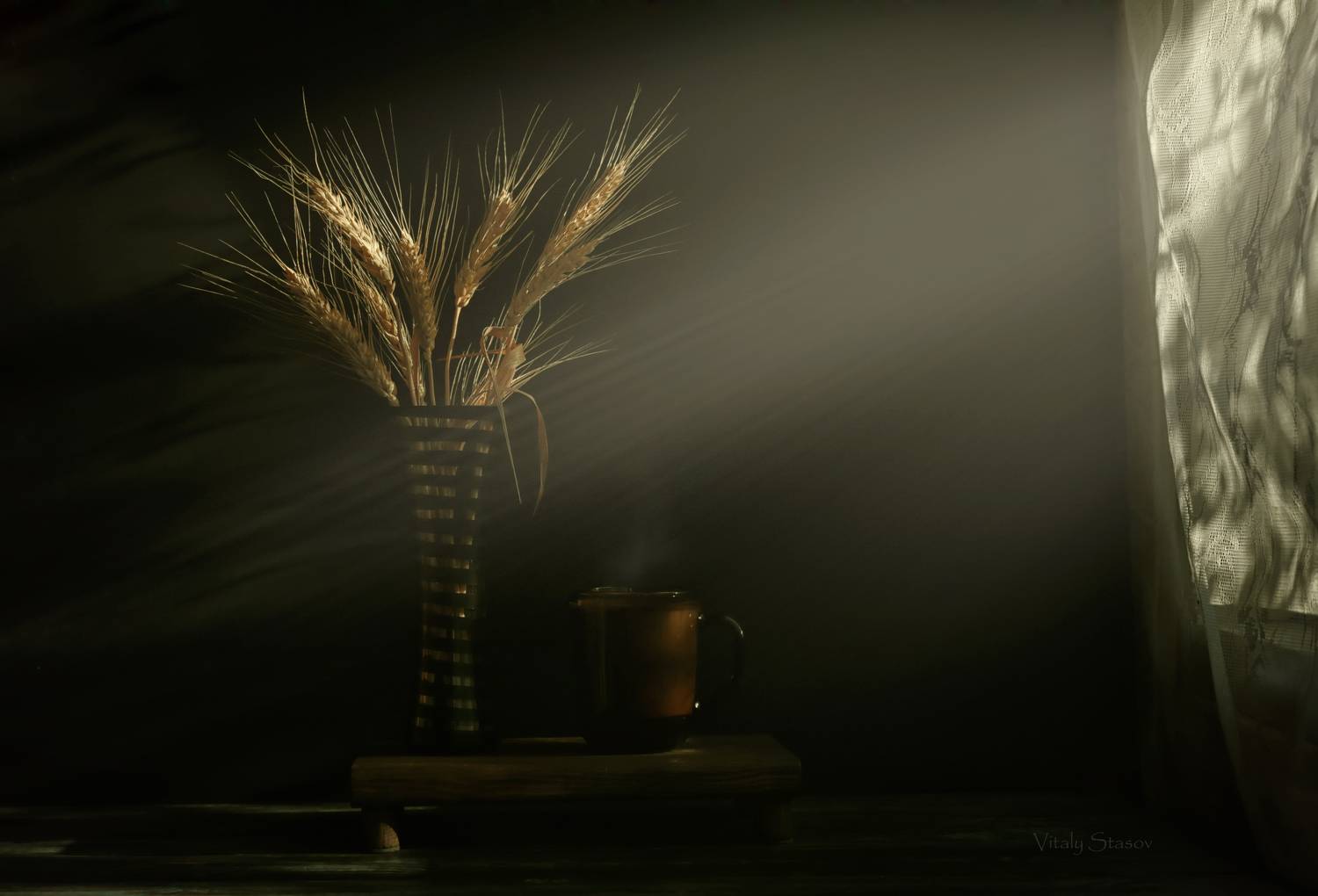 луч, свет, кофе, натюрморт, ваза, колоски, рожь, чашка, still life, black, background, Стасов Виталий