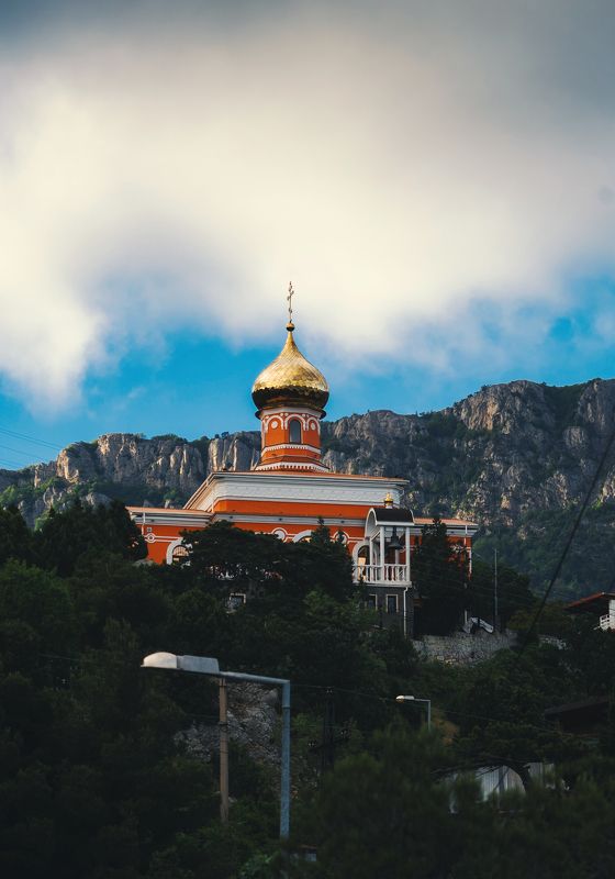 архитектура, церковь, храм, ракурс, горы, крымские горы, вера, духовность, винтажная оптика, юпитер 37а, симеиз, крым, россия Церковь Покрова Пресвятой Богородицы. фото превью