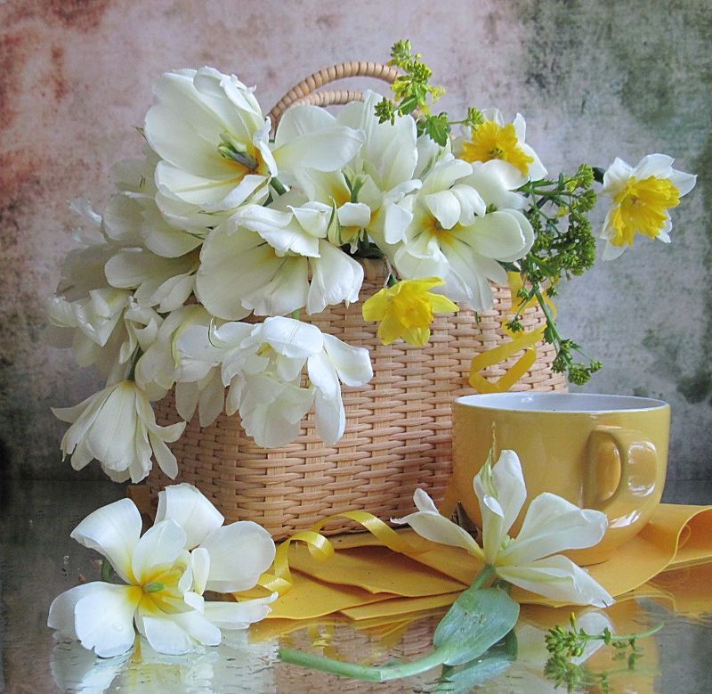 тюльпаны, нарциссы, белый цвет Корзинка с весной фото превью