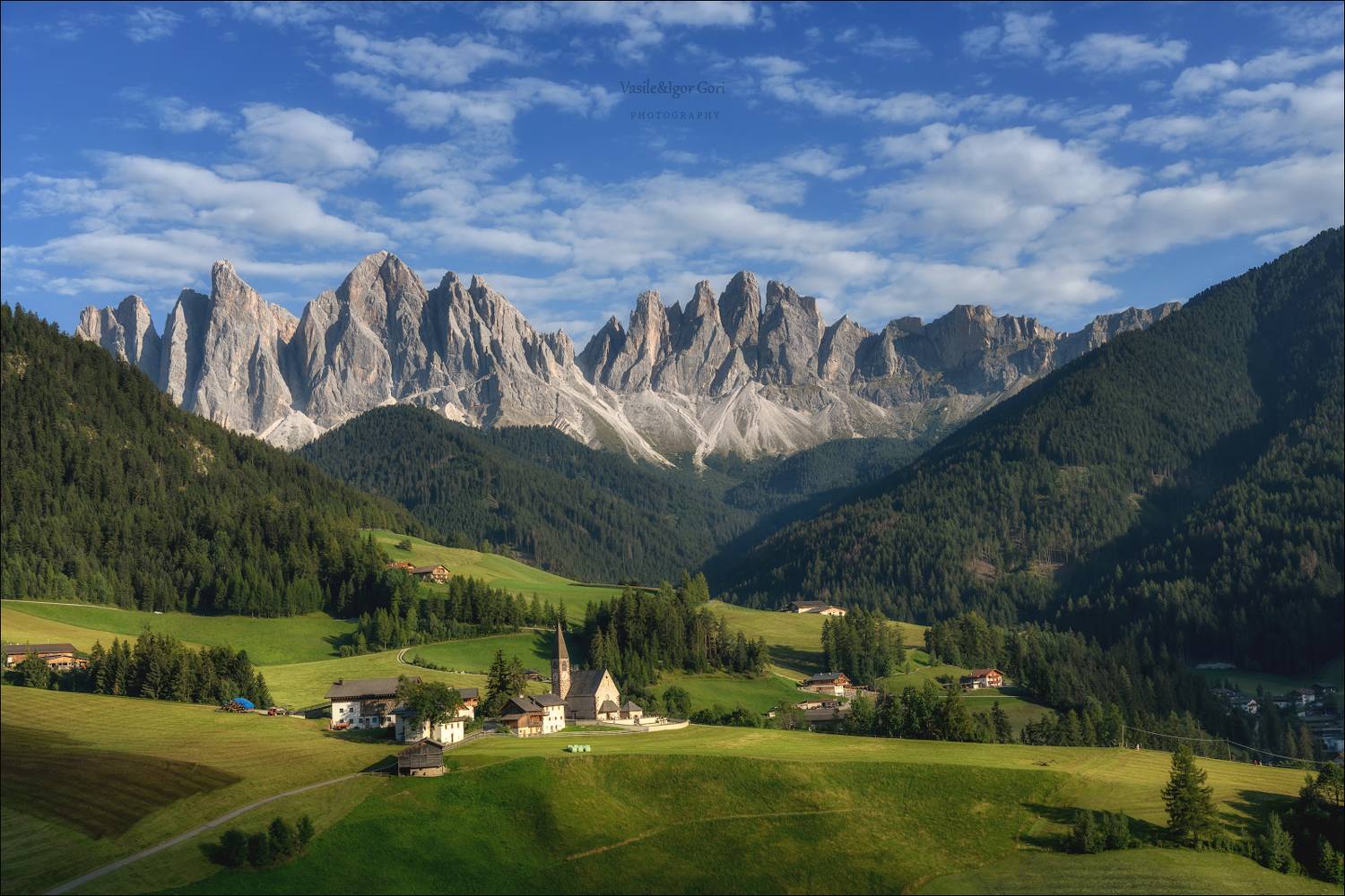 доломитовые альпы,santa maddalena,деревня,val di funes,лето,odle,италия,alps,ranui,san giovanni,церквушка,hills,mountain, Гори Василий