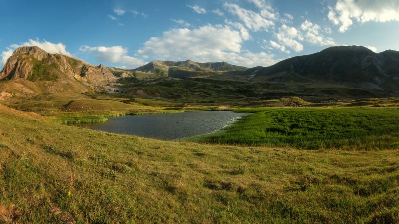 Теплый солнечный вечер в горах Турции фото превью